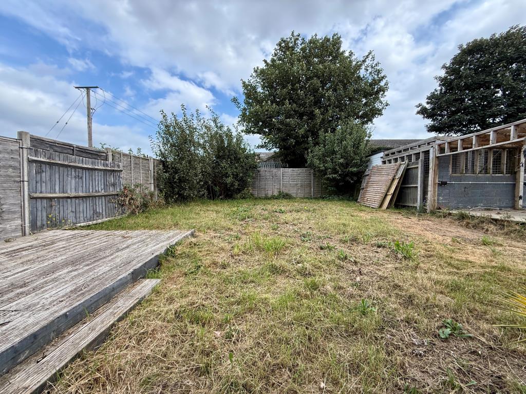 Lot: 67 - THREE-BEDROOM TERRACE HOUSE - Garden to rear with decking